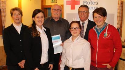 Bild: exb
Josef Birkner (Dritter von links) erhält das Ehrenzeichen des Jugendrotkreuzes in Gold. Birgit Schneider, Jugendarbeitleiterin Natalie Wölfl, Monika Stahl, BRK-Kreisvorsitzender Franz Stahl und stellvertretende Vorsitzende des Bayerischen Jugendrotkreuz, Luisa Bätz (von links) gratulieren.