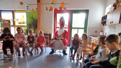 Bild: hl
Viel mehr Gutes als Schlechtes steht im Goldenen Buch des Nikolaus über die Kleinen. Dafür gibt es für alle ein Säckchen.