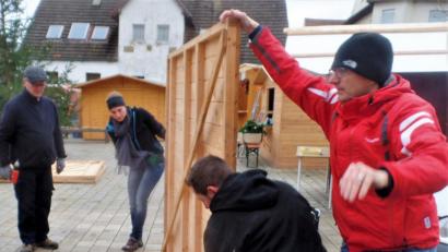 Bild: jml
Beim Budenaufbau ist Zusammenarbeit wichtig. Da geht alleine gar nichts.