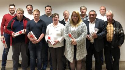 Bild: exb
Im Bild: Chefarzt Dr. Bertram Völkl, Kreisbereitschaftsleiter Christian Stahl und Ausbildungsbeauftragter Richard Wagner (von rechts) mit den aktivsten Erste-Hilfe-Ausbildern des BRK-Kreisverbandes, Sven Lehner, Martin Höfler, Stefan Spörrer, Jürgen Goß, Helmut Zeitler, Doris Gurdan, Wilfried Arnold, Melissa Pregler und Andrea Reichl (von links).