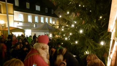Bild: rn
Viel „Reisegepäck“ verteilt St. Nikolaus vor dem Eschenbacher Rathaus.