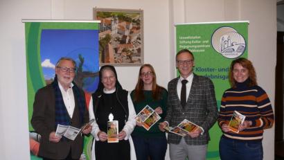 Bild: kgg
Die Informationsbroschüre mit dem Jahresprogramm 2019 des Kultur- und Begegnungszentrums Abtei Waldsassen und der Umweltstation wurde in einer Auflage von 11.000 Exemplaren gedruckt und ist ab sofort an vielen öffentlichen Stellen ausgelegt. Im Bild von links Ludwig Spreitzer, Äbtissin Laetitia Fech, Johanna Härtl, Bürgermeister Bernd Sommer und Brigitte Sommer.