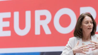 Bild: Jörg Carstensen/dpa
Bundesjustizministerin Katarina Barley (SPD) spricht bei der Delegiertenkonferenz ihrer Partei im Willy-Brandt-Haus. Sie wurde zur SPD-Spitzenkandidatin für die Europawahl gewählt.