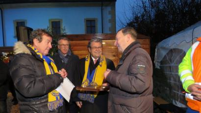 Bild: ubb
Präsident Franz Göhl, Bürgermeister Franz Stahl und District-Governor Wolfgang Debler (von links) überreichten Wilhelm Ziegler (rechts) die internationale Auszeichnung des Lions-Clubs.