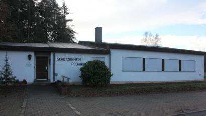 Bild: kro
Für die Sanierung der Aussenfassade des Pechbrunner Schützenhauses (unser Bild) gab die Gemeinde Pechbrunn einen Zuschuss von 550 Euro.