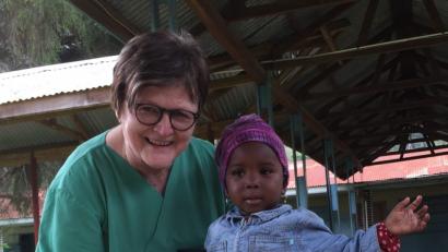 Bild: privat
Auf unzähligen Fotos aus Tansania strahlt Dr. Annemarie Schraml mit den Kindern, denen sie helfen konnte, um die Wette.