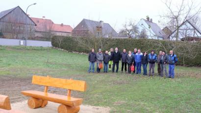 Bild: Stefanie Gradl
Bei einem Ortstermin haben sich die Verantwortlichen der „Essbaren Stadt“ von den Fortschritten in Axtheid überzeugt.