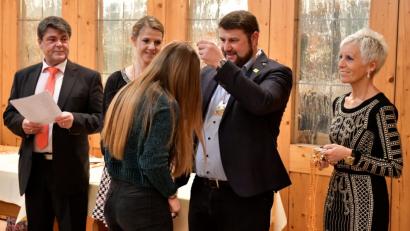 Bild: zig
Das Prinzenpaar Maria I. (Zweite von links) und Daniel I. (rechts daneben), Oberhofmarschallin Iska Rausch von Traubenberg (rechts) und Narrhalla-Präsident Jürgen Mühl (links) überreichen einen Orden.