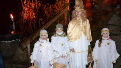Bild: gi
Beim Weihnachtsmarkt auf Schloss Burgtreswitz kommt das Christkind (Jenny Arnold) mit seinen drei Engeln (Laura und Leonie Koch sowie Alexandra Stahl) zu den Kindern.