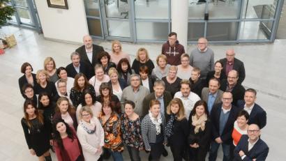 Bild: Gabi Schönberger
Erstmals ehrt Witt Mitarbeiter, die seit 25 Jahren im Unternehmen sind, im Schlör-Saal der Max-Reger-Halle. Ein erfreuliches Zeichen für den Weidener Arbeitsmarkt: Für die stattliche Anzahl ist in den eigenen Firmenräumen kein Platz. Die 40-Jahre-Jubilare sind nicht erschienen.