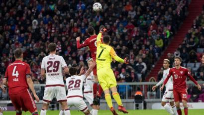 Bild: Sven Hoppe/dpa
Robert Lewandowski (M.l.) von München und Torwart Fabian Bredlow (M.r.) von Nürnberg kämpfen um den Ball, der Raigeringer "Club"-Profi Patrick Erras (Nr. 29) schaut zu.
