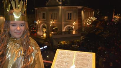 Bild: jr
Christkind Lara Zeitler beschrieb das "liebliche Städtlein Mitterteich, dessen Markt leuchtet im Licht weit und breit".