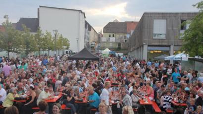 Bild: kro
Die Gartentage 2018 sind mit 10 000 Besuchern ein Höhepunkt im Vereinsjahr des Fördervereins Fischhofpark. Beim Konzert der „Saragossa-Band“ herrschte Party pur auf dem ehemaligen Gartenschaugelände.