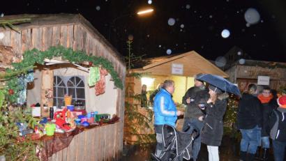 Bild: fz
Weihnachtliche Stimmung auch bei Regenwetter am Bechtsriether Weihnachtsmarkt.