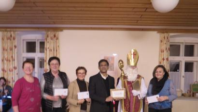 Bild: jzk
Der Nikolaus (Regina Frank) übergibt Spenden an Nicole Fürst (rechts), Gisela Pscherer, Edith Lippert, Pater Joseph (Zweite, Dritte und Vierter von links). Ganz links steht Sprecherin Rita Ponnath.