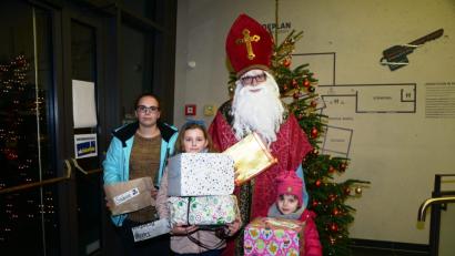 Bild: bey
Der Nikolaus bringt Geschenke für die erfolgreichen Ballonweitflieger mit. Gleich zwei Pakete erhält Sophia Penndorf für den weitesten Flug. Emma Zetzl (rechts) bekam für Platz zwei ein großes Geschenk. Sabine Kick (links) wurde dritte und freute sich auch noch über ein Päckchen.