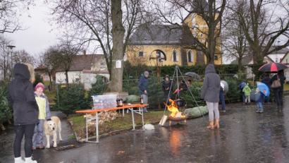 Bild: fvo
Die Lennesriether Feuerwehr verkauft Christbäume auf dem Dorfplatz.