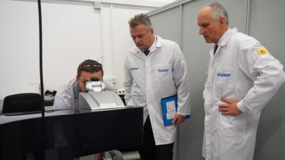 Bild: Bühner
Staatssekretär Roland Weigert (Mitte) erfährt, was bei der Augenlaser-OP passiert. Wavelight-Geschäftsführer Martin Reichelt (rechts) erklärt es seinem Gast.