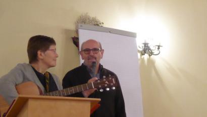 Bild: di
Dorothea und Georg Fritsch stimmten musikalisch auf den Vortrag ein.