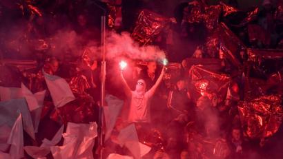 Bild: agentur_dpa
Die Kölner Fans zündeten am Freitag in der Regensburger Continental-Arena Pyrotechnik.