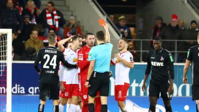 Bild: jrh
Schiri Christof Günsch (Marburg) zückt glatt Rot gegen Correia.