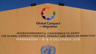 Bild: Eric Lalmand/BELGA/dpa
Die Logos der Vereinten Nationen und des Migrationspakts an einem Gebäude in Marrakesch.