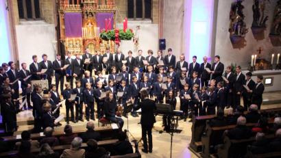 Bild: hir
Ein musikalisches Feuerwerk brannte der Nachwuchschor der Regensburger Domspatzen in der Nabburger Pfarrkirche unter der Leitung von Dirigent Maximilian Rädlinger (links, stehend) ab. Begleitet wurden sie von Theresa Seethaler an der Violine und Birgit Brücklmayr am Klavier.