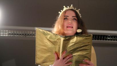 Bild: stg
Das Kemnather Christkindl Amelie Zehfuß begrüßt die Besucher vom Erker des Polizeigebäudes.