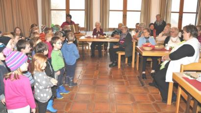 Bild: es
Die Buben und Mädchen des Kindergartens kommen mit ihren Liedern bei den Senioren gut an.