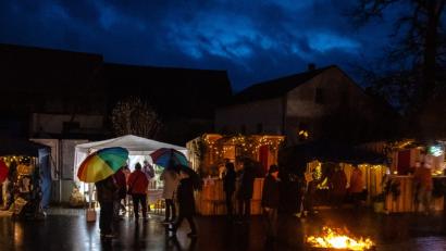 Bild: chl
Trotz starken Regens finden zahlreiche Besucher den Weg zum Dorfadvent nach Traßlberg