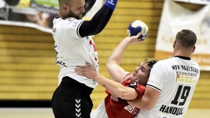 Bild: Hubert Ziegler
Der Sulzbacher Filip Dujcak (Mitte) ließ sich auf der ungewohnten Spielmacherposition nur selten stoppen und harmonierte sehr gut mit Martin Burghardt am Kreis.