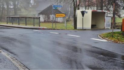 Bild: Brendel, Hubert (BR)
Noch unklar ist die Beleuchtungspflicht bei der Straßenbeleuchtungsanlage im Ortsteil Grünlas, insbesondere in der Kurve der Hauptstraße (Bild) und der Straße in Richtung Zeckenberg (rechts).