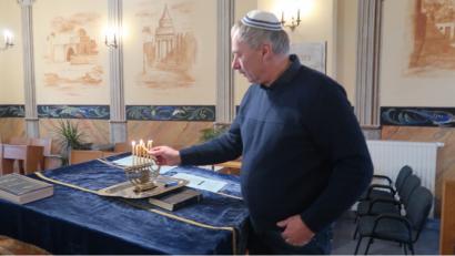 Bild: Würth, Wolfgang
Werner Friedmann entzündet den Chanukkia, den Chanukka-Leuchter, im Gebetsraum in Weiden.