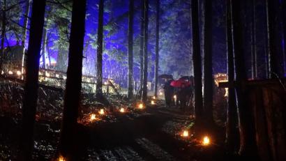 Bild: mmj
Brennende Kerzen säumten die Wege rund um das Bergweberhaus.