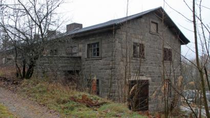 Bild: nm
Auch markante Granitgebäude sind im Osti-Steinbruch zu finden. Sie stammen aus der Zeit des Konzentrationslagers. Um das Gelände gibt es derzeit Meinungsdifferenzen.