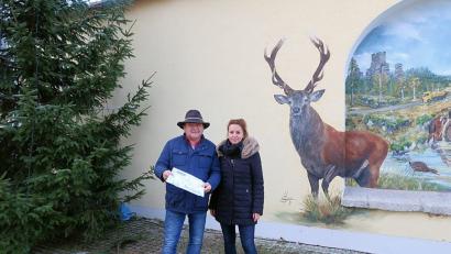 Bild: bsc
Sie sind mittlerweile echte Profis im „Friedenfelser Winterdorf“: Hauptorganisator Karl Wittmann und Sabrina Bittner treffen sich am Eingang zum Ökonomiehof zur Abschlussbesprechung. Übrigens: Vor und während der Markttage nimmt Karl Wittmann sein Markenzeichen, den Filzhut, nur zum Schlafen ab.