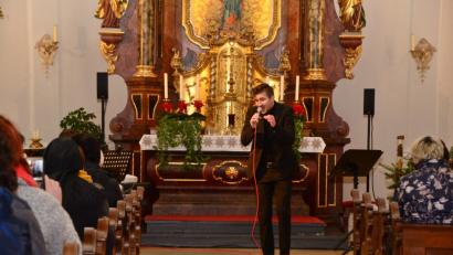 Bild: bey
Christoph Baierl beweist mit der Liedauswahl beim Adventskonzert in der Kreuzbergkirche ein gutes Händchen.