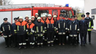 Bild: wro
Neun Feuerwehrkräfte absolvierten den Truppführerlehrgang. Die Abschlussprüfung leitet Kreisbrandmeister Dieter Höfer (links). Unterstützt wird er von Kreisbrandmeister Florian Trießl (Dritter von rechts) und weiteren Feuerwehrleuten aus Falkenberg, Wiesau und Gumpen.