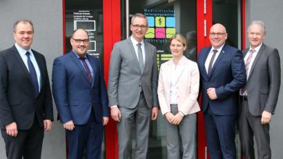 Bild: exb
Freude am MVZ des Klinikums Fichtelgebirge: Im Bild von links MVZ-Geschäftsführer Alexander Meyer, Prokurist Andreas Plannerer, Selbs Oberbürgermeister Ulrich Pötzsch, HNO-Ärztin Dr. Hanna Rödig, der Marktredwitzer Oberbürgermeister Oliver Weigel und Landrat Karl Döhler.