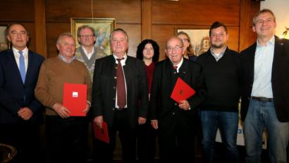 Bild: Hirsch
Die SPD ehrte langjährige Mitglieder, darunter Franz Sichler (Dritter von rechts), der der Partei seit 65 Jahren angehört.