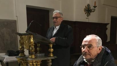 Bild: bgm
Hans Spachtholz (vorne) und OWV Vorsitzender Rudolf Bäumler gestalten die „Besinnliche Stund“ in der Stadtpfarrkirche mit weihnachtlichen Texten.