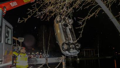 Bild: rw
Aus noch ungeklärten Gründen landete am Freitagabend ein Auto im Eisweiher in Kemnath.Jugendliche reagierten schnell und zogen die Fahrerin aus dem Auto.