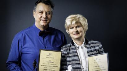 Bild: glg
Ehre, wem Ehre gebührt: Gundy und Lutz Glaser wurden als beste „Nachwuchstrainer des Jahres“ vom Bayerischen Leichtathletikverband ausgezeichnet.