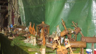 Bild: aks
Im wettergeschützten Schuppen warteten Krippen und Dekoratives aus Holz auf Bewunderer.