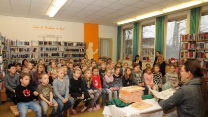 Bild: bey
Autorin Corinna Wallner fasziniert mit ihren Geschichten die Buben und Mädchen der 1. bis 3. Klassen der Zottbachtalschule.