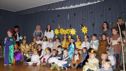 Bild: du
Großen Applaus gibt es für das Musical "Der Weihnachtsstern", das die Kleinen der Kindertagesstätte im Pfarrsaal aufführen.