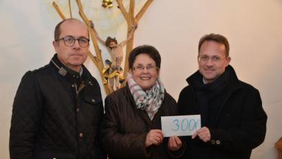 Bild: dob
Christa Wildenauer überreicht Dekan Alexander Hösl (rechts) und Kirchenverwaltungsmitglied Werner Hanauer (links) 3000 Euro für den Umbau des Kindergartens Don Bosco.
