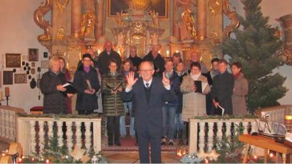 Bild: sei
Beim Andachtsjodler fordert Chorleiter Gotthard Betz die Zuhörer bei der dritten Strophe auf mitzusingen.