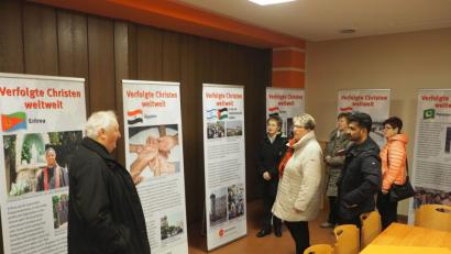 Bild: gz
Pfarrer Erwin Bauer erläutert Pfarrvikar Bivin und den Mitgliedern des katholischen Frauenbundes anhand einiger Beispiele die Verfolgung der Christen.