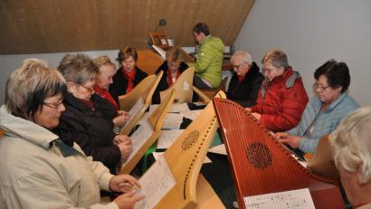 Bild: dob
Die Veeh-Harfen-Gruppe der Musikschule Neustadt/WN, unter Leitung von Maria Wildenauer (links), gestaltete das Patrozinium mit ruhigen Klängen würdevoll mit.